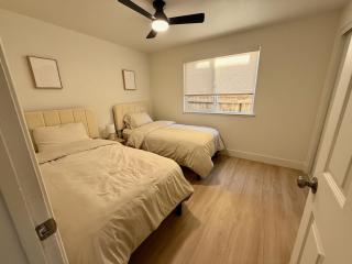 New! Modern 4BR max 12 ppl, 5 mins to everything! - 6