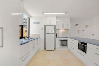 Eastbourne U6 80 Esplanade Golden Beach - 6