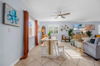 Downtown Cocoa Beach Townhome- Walk to Everything - Cocoa Beach - 4