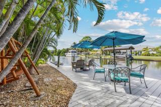 4BR 2-5BA Waterfront Oasis w Pool and Dock - 0