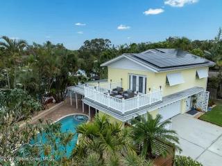 4BR 2-5BA Waterfront Oasis w Pool and Dock - 6