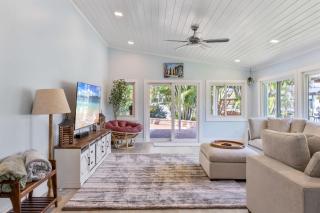 4BR 2-5BA Waterfront Oasis w Pool and Dock - 4