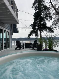 Hood Canal Escape- upscale meets the rocky shores! - 9