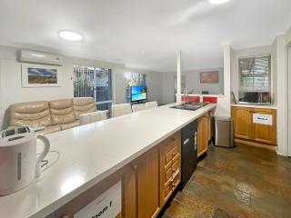 MetaWise Cozy Room 1 in Shared Home Free Parking - 2