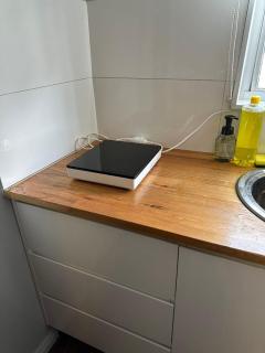 Light & Simple Single Room in Courtyard - Peakhurst Area - Shared Bathroom - 2