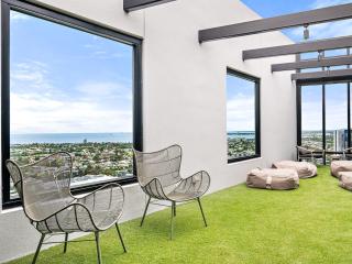 Crown Residence - Luxury 2BR Apartment Pool and Gym - 3