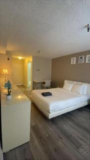 Beverly Hills Apart with En-Suite Bath c12 - 0