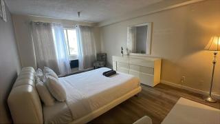 Beverly Hills Apart with En-Suite Bath c12 - 8