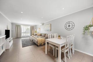 Brighton Escape - Seaside Living near Dining and Jetty - 3