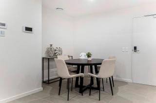 Bright 2BR Near Olympic Park with Parking - 8