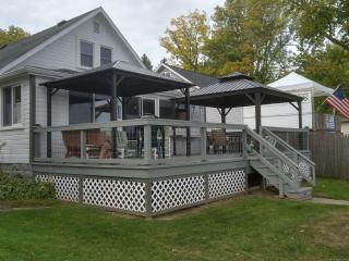 4 Seasons 4 bedroom lake level home - 5