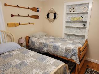 4 Seasons 4 bedroom lake level home - 3