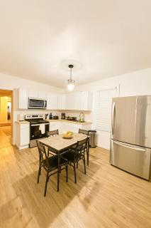 Beautiful 4Bedroom Retreat Close to Niagara Falls Your Home Away from Home - 3