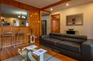 Cozy bungalow near Montreal and shops - 8