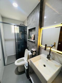 Stylish 3BR Residence - Smart Bath - Cozy Vibes - 5