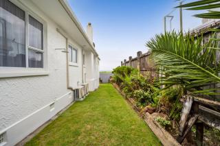 No 1 Beachfront Holiday Home - 6