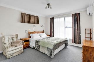 No 1 Beachfront Holiday Home - 4