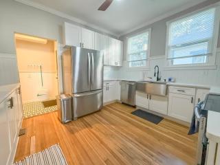 Spacious Home Downtown - Children's Hospital, Pets - 5