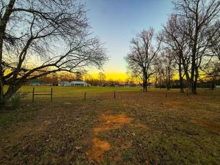 Cozy 3BR Cottage with Firepit Sleeps 10 Close to Lake Fun - 1