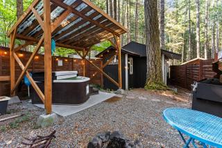 Bluebell near Mt Rainier - private, hot-tub, BBQ, queen-bed, wifi - 0