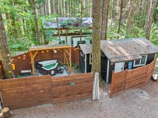 Bluebell near Mt Rainier - private, hot-tub, BBQ, queen-bed, wifi - 7