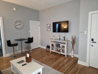 Relaxing Downtown 1 Bed, Dog Friendly Apartment with Deck, Dog Exercise Area - 6