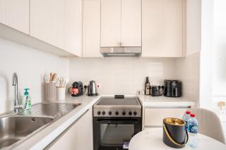 Chic Studio l Waters Edge l Top Location in Yas island l Canal view with Balcony l Free Parking l Near Yas Mall l F1 Yas Island l Sea world - 3