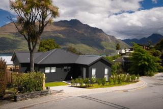 Sunny Hillside Haven - Walk To Town & Breakfast! - 9