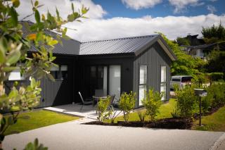 Sunny Hillside Haven - Walk To Town & Breakfast! - 8