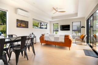 Sunny Hillside Haven - Walk To Town & Breakfast! - 6