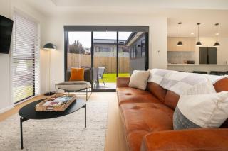 Sunny Hillside Haven - Walk To Town & Breakfast! - 4