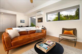 Sunny Hillside Haven - Walk To Town & Breakfast! - 1