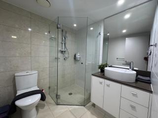 Well Located 2BR Apt with Parking & DarlingHarbour-10 mins walk - 1