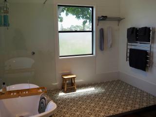 Smithtown Champagne Bed and Bubbles - 5