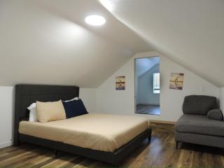 Maplewood Mid-Term Pet Friendly Home - 5