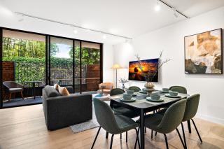 Stylish 3-Bed Townhouse in Vibrant Fitzroy - 9