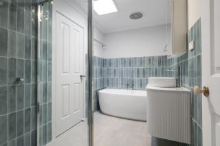 Elegant 3-Bed Townhouse in Leafy Kensington - 2