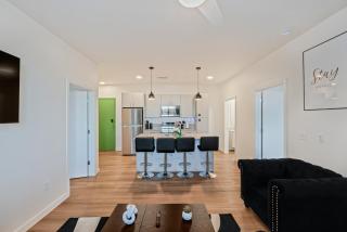 New Downtown Luxury APT ' 2 King Beds, Free Parking, Fast Wi-Fi & Gym Access! - 8