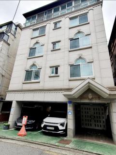 SkyNest, Seoul, Luxury Rooftop Oasis, 3BR, 3BA, Max 8 Guests, Free Pkg, Jamsil, Lotte World Tower View, Room 3 is available only for groups of 7 guests more - 9