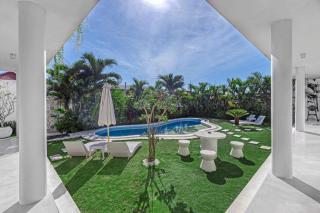 Private 5BR Villa with Pool and Rooftop in Canggu, 5m to Beach - 4