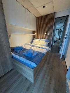 Aqua Loft Lux Houseboat & Waterfront Apartments - 8