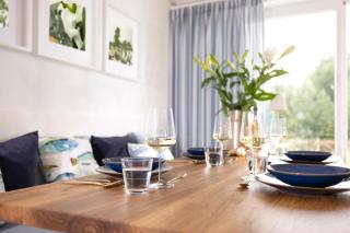 Villa am See für bis zu 6 Personen mit Kaminofen, Badewanne und Sauna - Haustiere herzlich willkommen, direkt am Wasser gelegen - 2