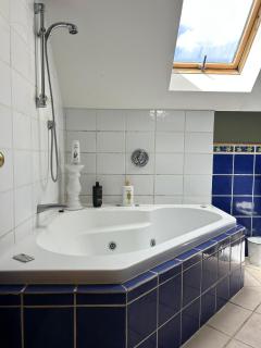 A luxury seaside vacation villa located in a quiet and upscale neighborhood - 7