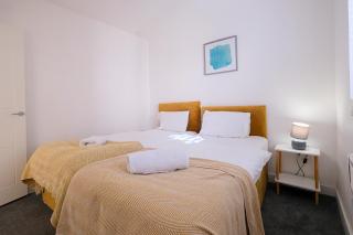 Modern 2 Bedroom Apartment, Free Parking, WiFi - 8