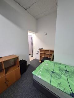 Cozy 2-bed Room With Kitchen - 1