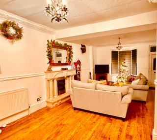 Luxury 5-Bed Home in Nicholson, Close to Sheffield City Centre, Jacuzzi, BBQ, Parking & Wi-Fi, Sleeps 10 - 0