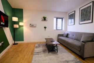 Modern Spacious Apartment, Free Parking, WiFi - 8