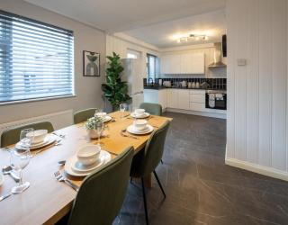 Stylish 4-Bed House Close to M32, Free Parking - 1