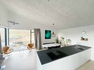 Modern 4BR Luxury Home with Ocean View & Jacuzzi - 4