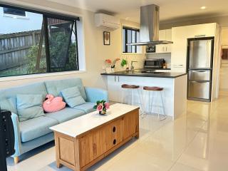 Fairview Heights Sunny Deck Retreat - 0